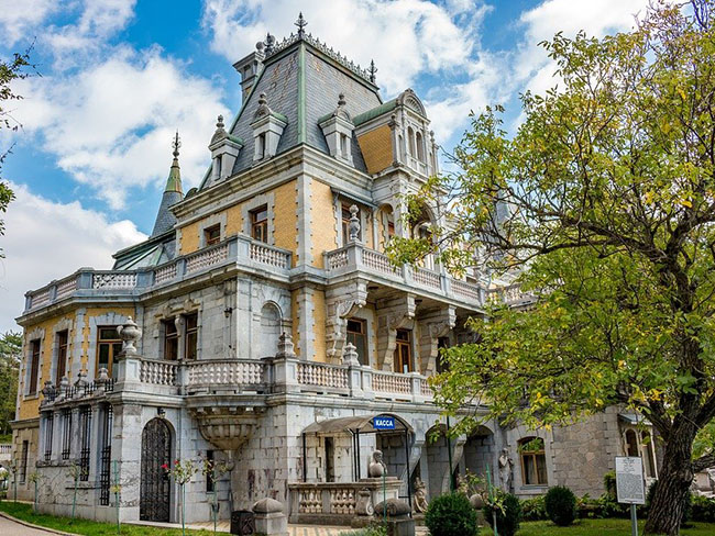 Отдых на ЮБК в Крыму: Массандровский дворец 